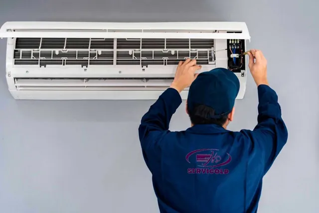 Técnico de Servicold instalando un aire acondicionado